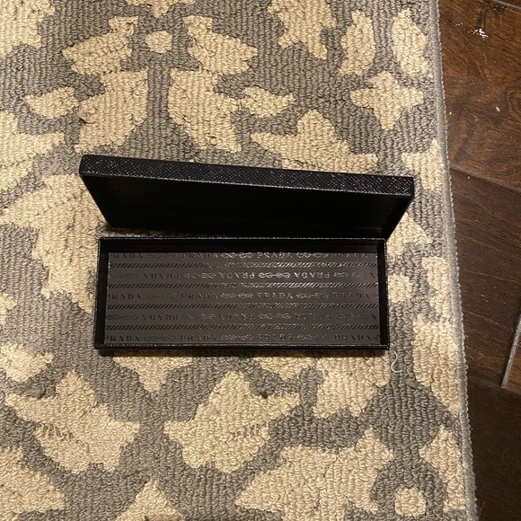 Prada box - Picture 2 of 2